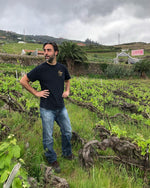 Jonatan García posando en sus viñas de cordón trenzado