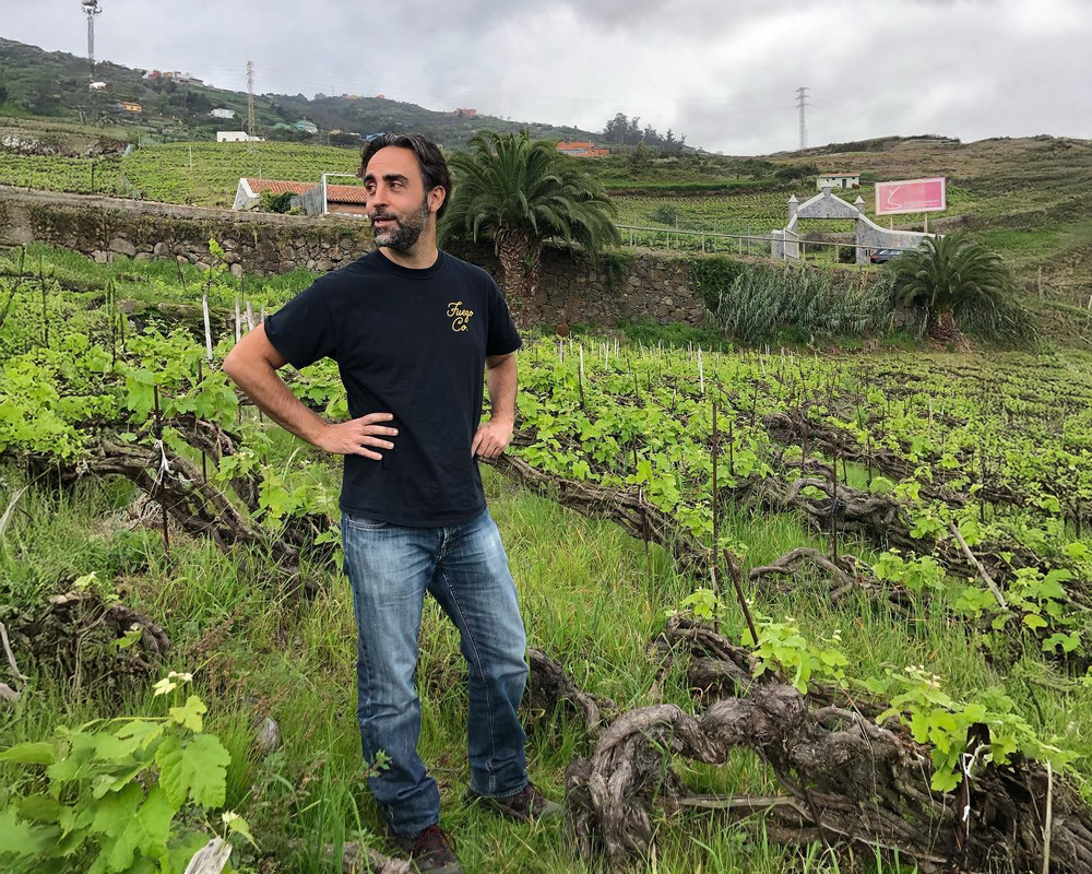 Jonatan García posando en sus viñas de cordón trenzado